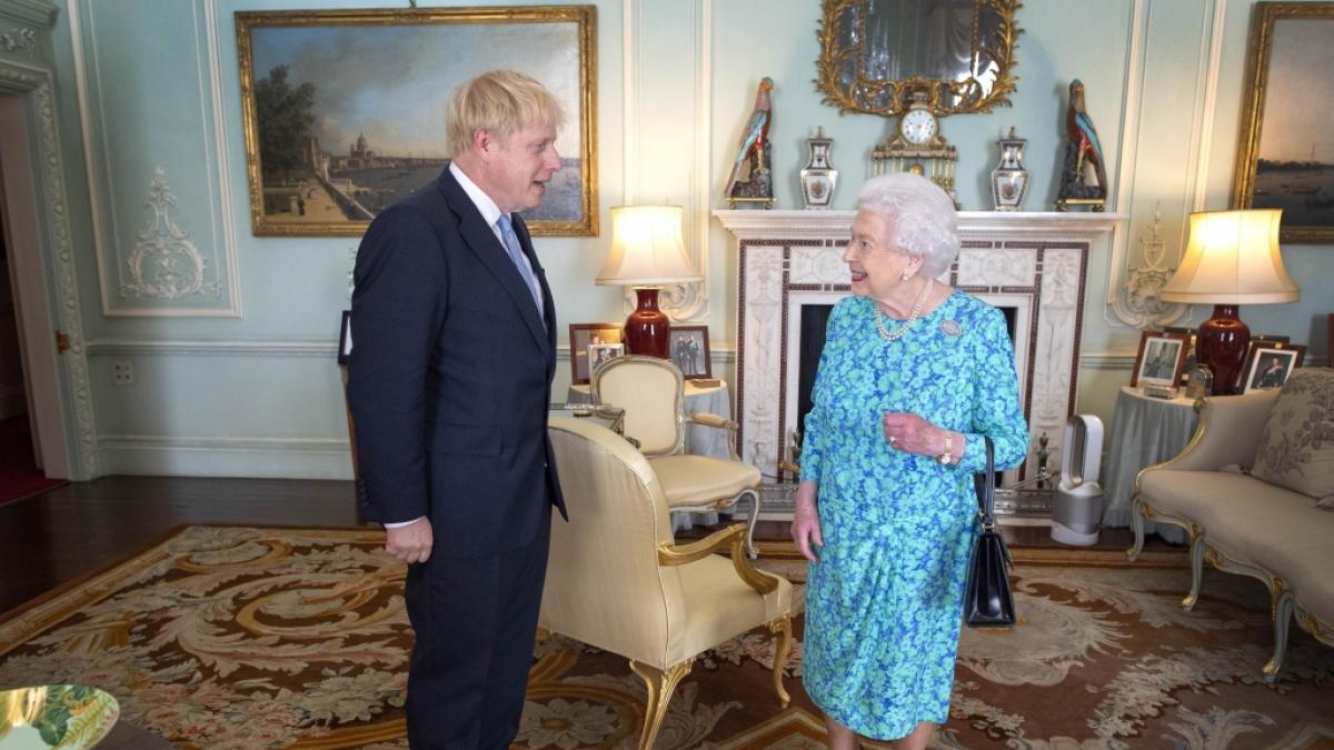 2019 traf Boris Johnson Queen Elizabeth II. erstmals, nachdem er zum britischen. Premierminister ernannt wurde. (Foto)