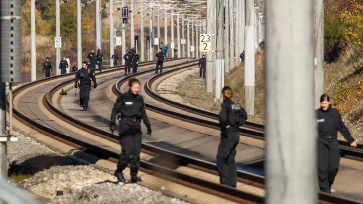 Polizisten suchen auf der ICE-Strecke zwischen Nürnberg und München die Schienen ab.