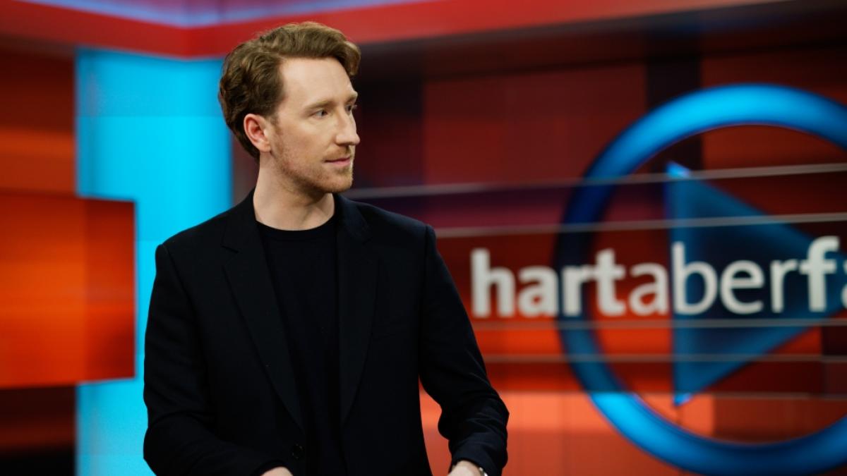 Louis Klamroth diskutierte bei "Hart aber fair" jetzt &uuml;ber das Bahn-Chaos in Deutschland. (Foto)