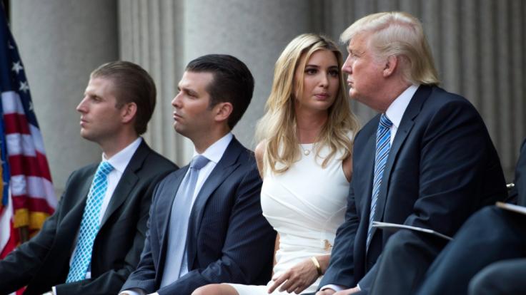 Donald Trumps Kinder Eric Trump, Don Junior und Ivana Trump mit ihrem Vater (v. l.)