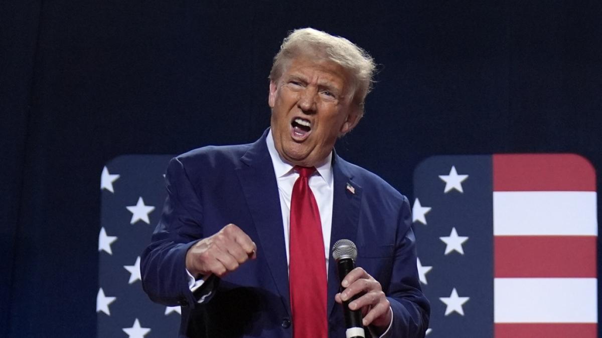 Donald Trump wurde mit einem Banner fies verspottet. (Foto)