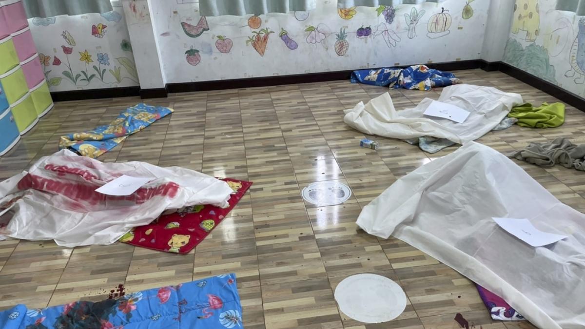 Laken bedecken die Leichen junger Opfer am Ort eines Angriffs auf eine Kindertagesst&auml;tt in der Stadt Nongbua Lamphu im Nordosten Thailands. (Foto)