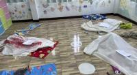 Laken bedecken die Leichen junger Opfer am Ort eines Angriffs auf eine Kindertagesstätt in der Stadt Nongbua Lamphu im Nordosten Thailands.