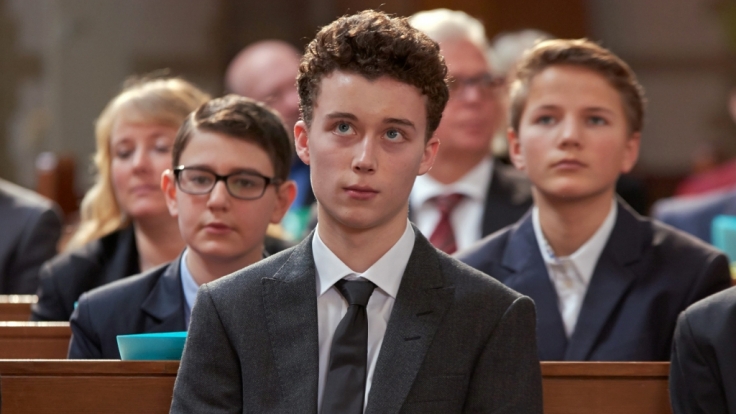 Ben (Tim Litwinschuh) bei seiner Konfirmation.