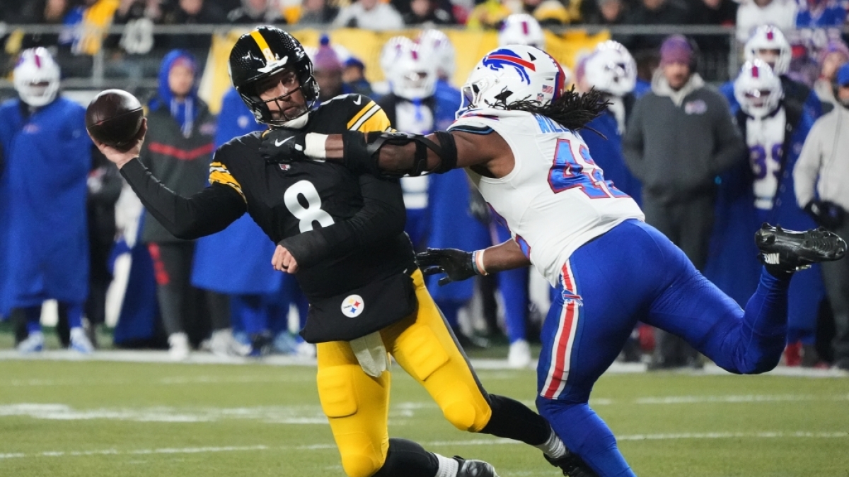 Aaron Rodgers von den Pittsburgh Steelers wird getackeld von Dorian Williams von den Buffalo Bills, am 30.11.2025. (Symbolbild) (Foto)