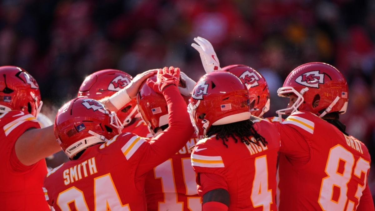Die Spieler der Kansas City Chiefs jubeln mit dem Quarterback Patrick Mahomes in der Mitte, am 14.12.2025. (Symbolbild) (Foto)