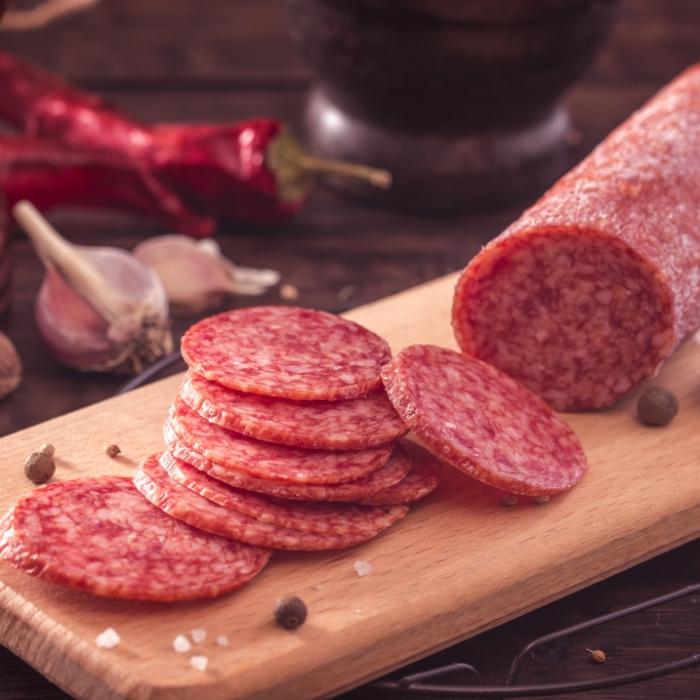 Mit E.coli-Bakterien verseucht! DIESE Salami wird zurückgerufen