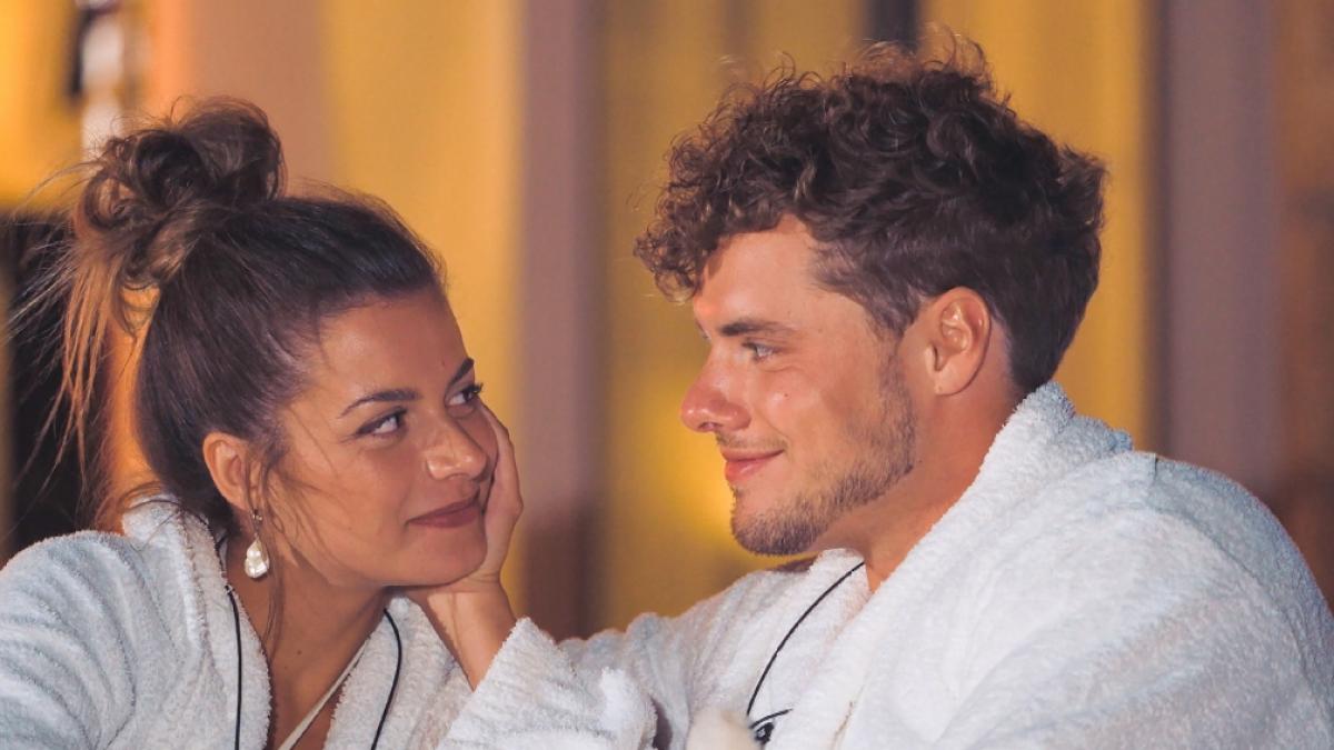 Kandidat Raphael bekommt Maximes letzte Rose. (Foto)