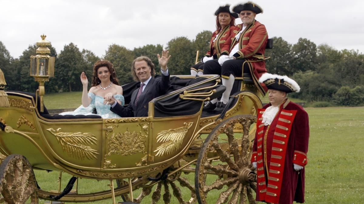 Andr&eacute; Rieu mit Sopranistin Suzan Ehrens bei einer Kutschfahrt in Leipzig 2007. (Foto)