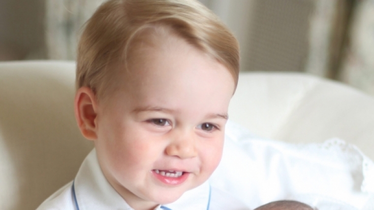 Prinz George hält seine kleine Schwester Charlotte in den Armen: der ganze Stolz des britischen Königshauses.