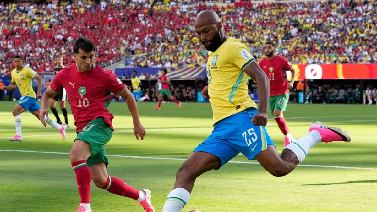 Fu&szlig;ball, WM 2026, Brasilien - Marokko, Vorrunde, Gruppe C, 1. Spieltag, New-York-New-Jersey-Stadion. der Brasilianer Igor Thiago (r) wird vom Marokkaner Brahim Diaz attackiert, vom 13.06.2026. (Symbolbild) (Foto)