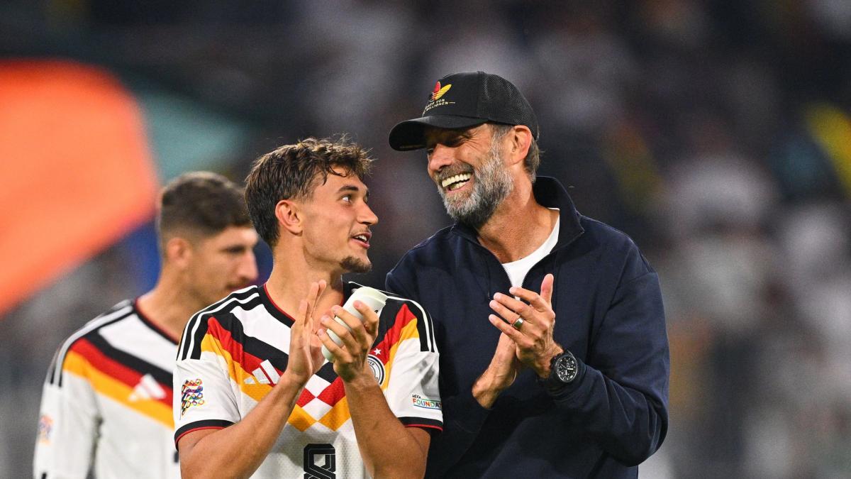 J&uuml;rgen Klopp (r.) freut sich gemeinsam mit Torsch&uuml;tze Tom Bischof &uuml;ber den ersten Sieg in der UEFA Nations League. (Foto)