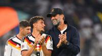Jürgen Klopp (r.) freut sich gemeinsam mit Torschütze Tom Bischof über den ersten Sieg in der UEFA Nations League.