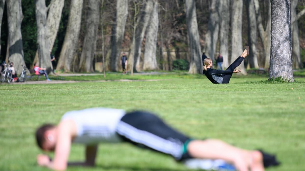 Menschen in einem Stuttgarter Park bei sportlichen &Uuml;bungen. (Foto)