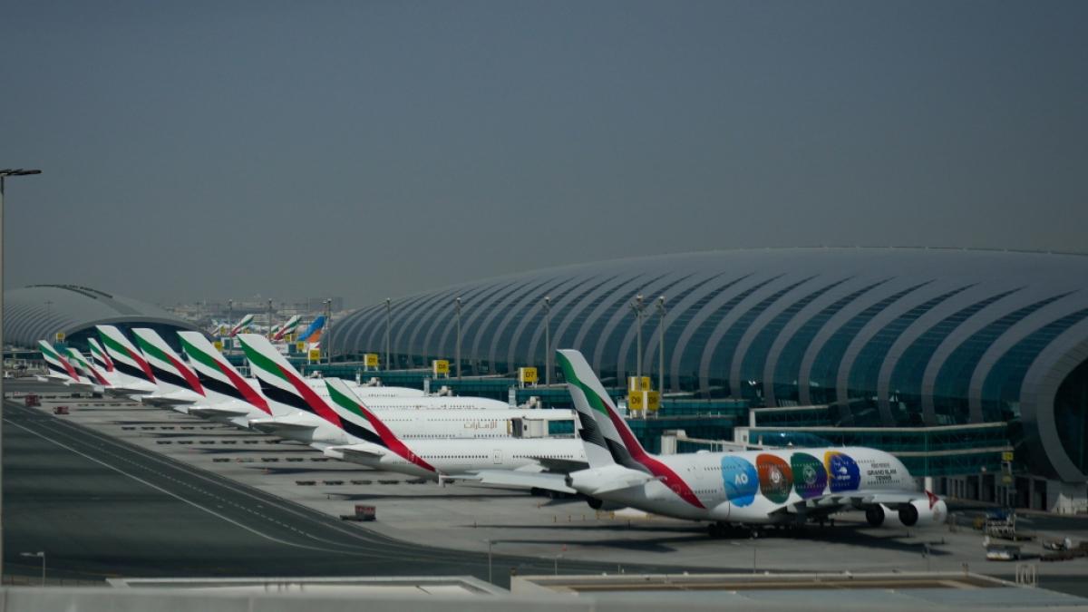 Emirates-Flugzeuge werden nach der Schlie&szlig;ung des Dubai International Airport geparkt. (Foto)
