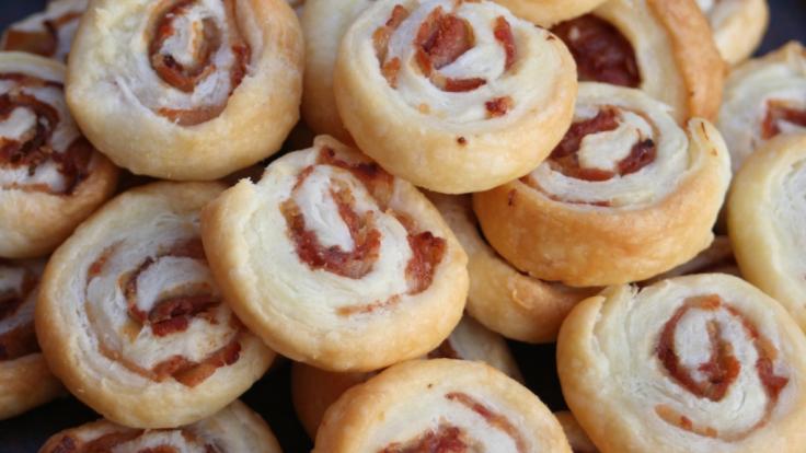 Wegen Kunststoffteilen werden aktuell Salami-Pizzaschnecken zurückgerufen.