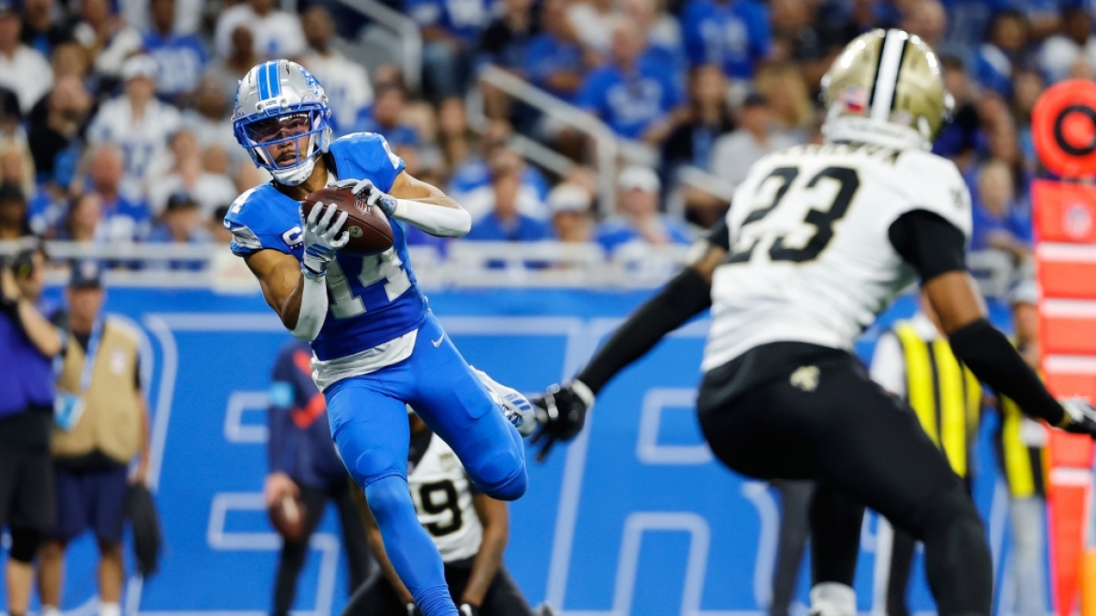 Profiliga NFL, Detroit Lions - New Orleans Saints, Hauptrunde, Hauptrunde-Partien, 1. Spieltag. Amon-Ra St. Brown (l), Wide Receiver der Detroit Lions, f&auml;ngt in der zweiten Halbzeit einen Touchdown-Pass. (Foto)