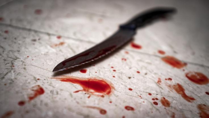In London wurde eine schwangere Frau mit einem Messer getötet, das Baby schwebt in Lebensgefahr (Symbolbild).