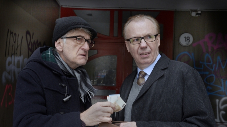Carsten (Dominic Raacke, l.) muss seinen Kollegen Sven Petermann (Ludger Pistor, r.) um Geld bitten, damit er untertauchen kann.