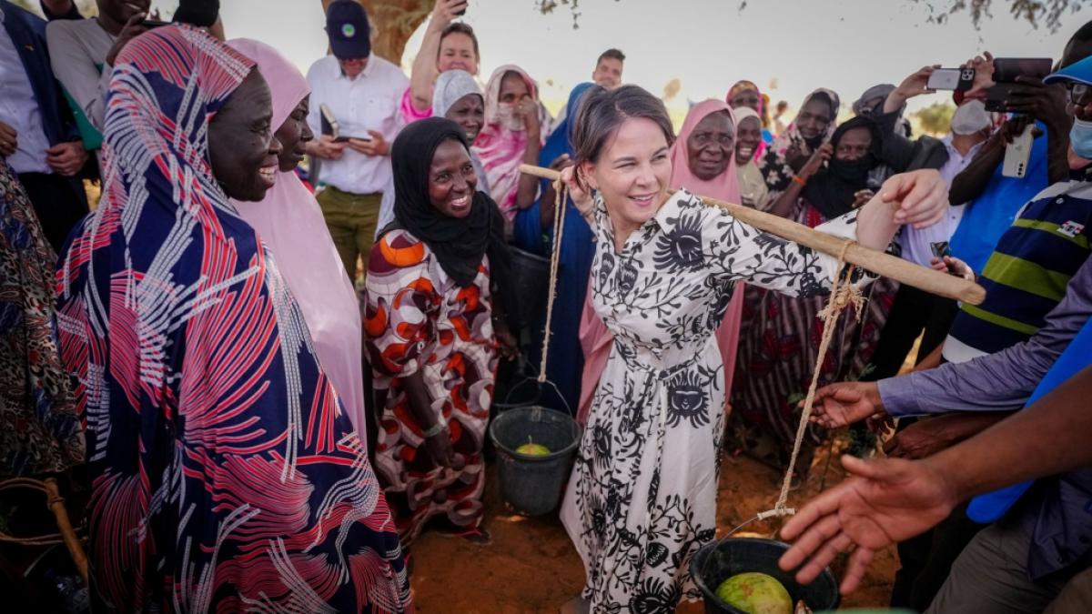 Au&szlig;enministerin Annalena Baerbock&nbsp;tr&auml;gt bei einem Landwirtschaftsprojekt in Ouallam in Niger Melonen auf den Schultern. (Foto)
