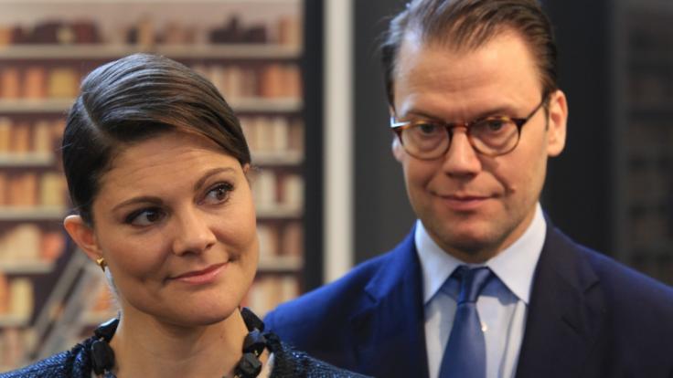 Prinz Daniel von Schweden steht seiner Ehefrau, Kronprinzessin Victoria von Schweden, trotz gesundheitlicher Beschwerden tapfer zur Seite.