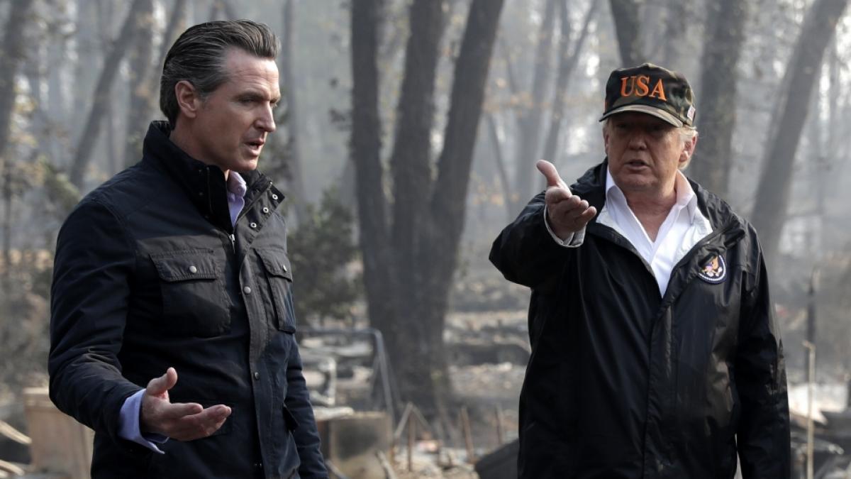 Das Archivfoto zeigt Gavin Newsom (l.) und Donald Trump nach der Waldbrandkatastrophe in Kalifornien im Jahr 2018. (Foto)