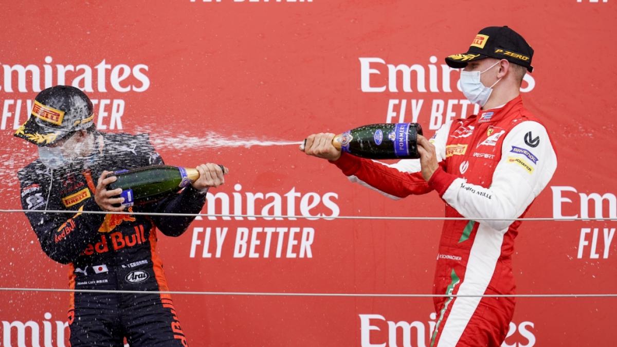 Yuki Tsunoda steht gemeinsam mit Mick Schumacher auf dem Formel-2-Podest (2020). (Foto)