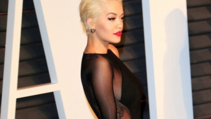 Ist das ein Kleid oder ein Negligé? Egal, Rita Ora kann es tragen.