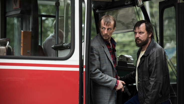 Das Verbrecher-Duo Rösner (Sascha Alexander Gersak) und Degowski (Alexander Scheer, l) bringt einen Bus und die Fahrgäste in seine Gewalt - eine Szene des ARD-Zweiteilers