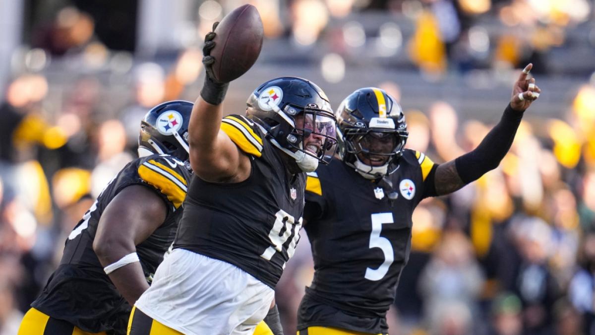 Defensive Tackle Derrick Harmon von den Pittsburgh Steelers feiert mit dem Ball in der Hand, am 02.11.2025. (Symbolbild) (Foto)