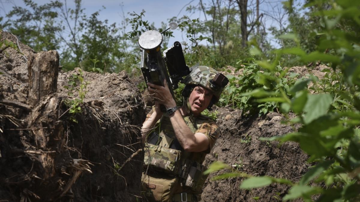 Ein ukrainischer Soldat tr&auml;gt in einem Graben einen&nbsp;US-amerikanischen Stinger-Flugabwehrraketenwerfer. Ein Experte warnt jetzt davor, dass die Nato eigenes Personal an die Front schickt. (Foto)