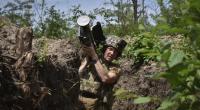Ein ukrainischer Soldat trägt in einem Graben einen US-amerikanischen Stinger-Flugabwehrraketenwerfer. Ein Experte warnt jetzt davor, dass die Nato eigenes Personal an die Front schickt.