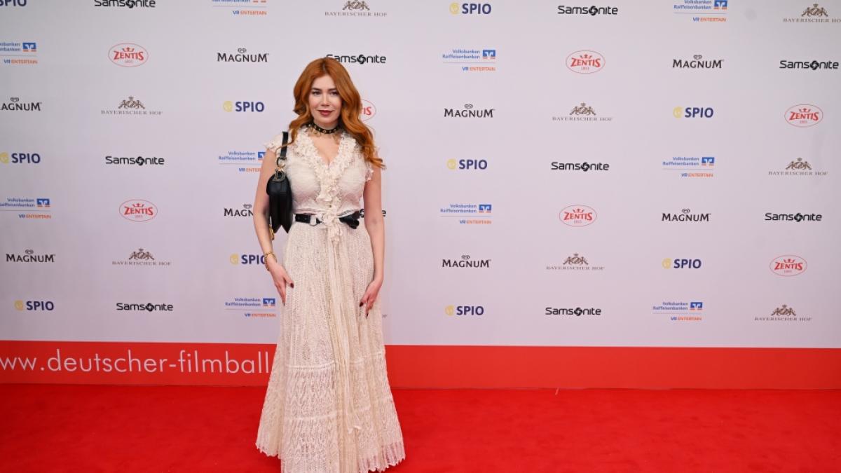 Palina Rojinski wagt im Thailand-Urlaub eine Mutprobe und isst Skorpion. (Foto)