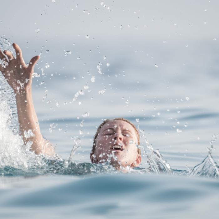 Tochter beobachtet, wie Mutter im Meer ertrinkt