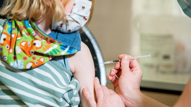 42 Kinder haben eine Erwachsenen-Dosis des Corona-Impfstoffs bekommen. (Foto)