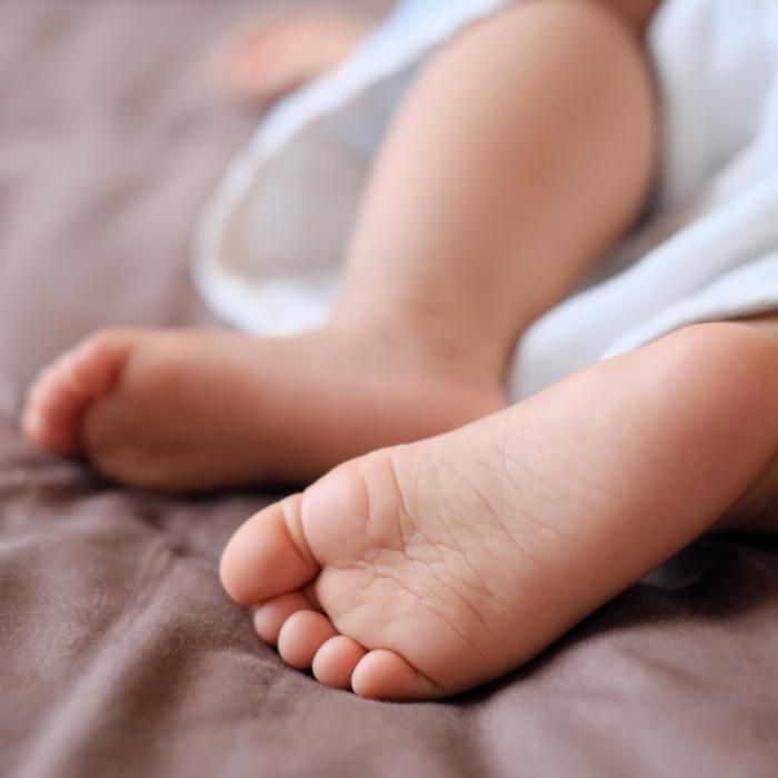 Suff-Mutter legt sich auf ihr Baby (5 Monate)! Tochter erstickt