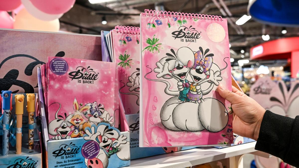 Im "duo Flagshipstore" am Potsdamer Platz nimmt ein Mann am Tag des Diddl Launch einen Diddl-Kalender aus einem Regal. (Foto)