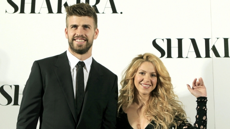 Gerard Piqué und Sängerin Shakira machen auf dem roten Teppich eine Topfigur.