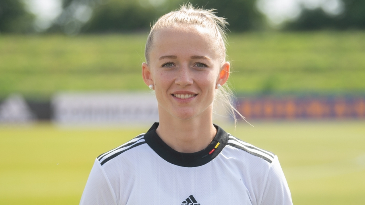 Fu&szlig;ballerin Lea Sch&uuml;ller im Trikot der Frauen-Nationalmannschaft. (Foto)