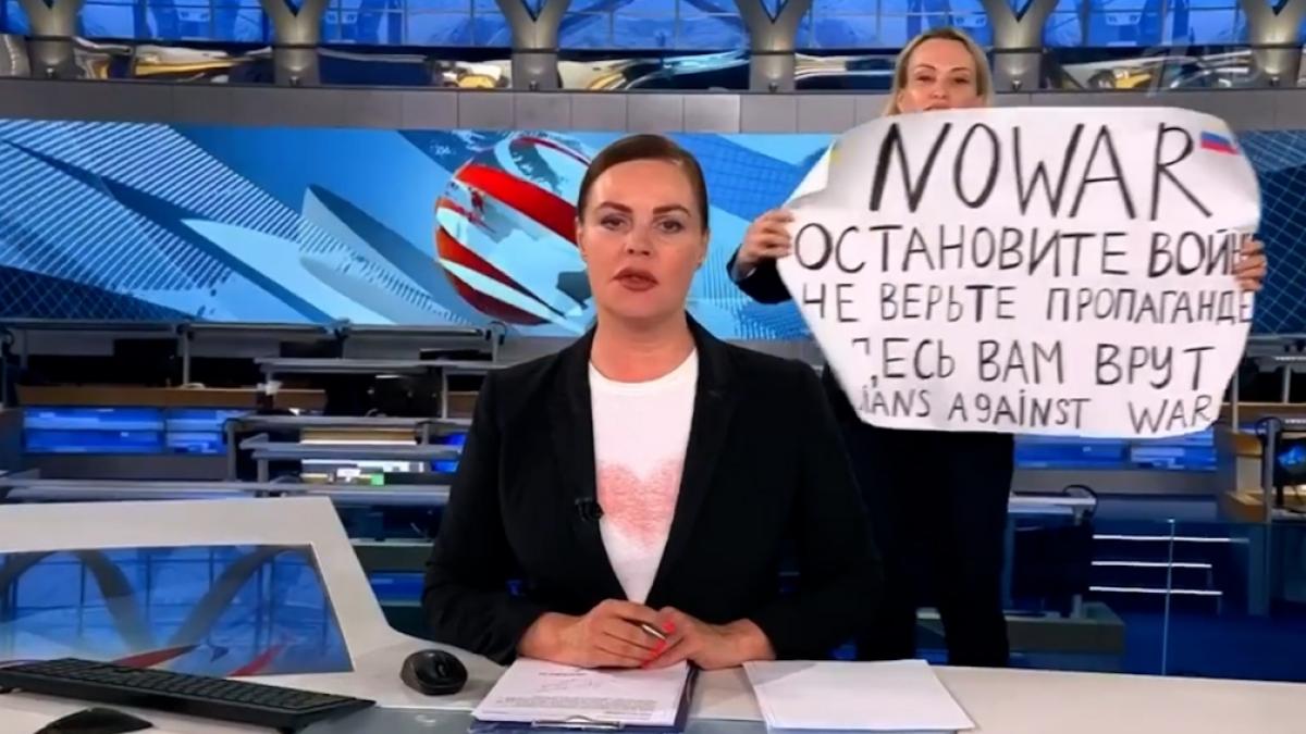 Marina Owsjannikowa protestiere 2022 im russischen Live-TV gegen den Ukraine-Krieg. (Foto)
