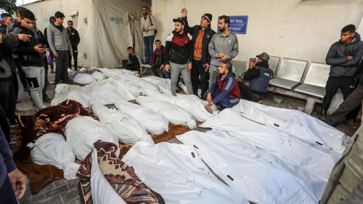 Pal&auml;stinenser blicken im Al-Najjar-Krankenhaus auf ihre bei einem israelischen Luftangriff get&ouml;teten Angeh&ouml;rigen. (Foto)