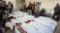 Palästinenser blicken im Al-Najjar-Krankenhaus auf ihre bei einem israelischen Luftangriff getöteten Angehörigen.
