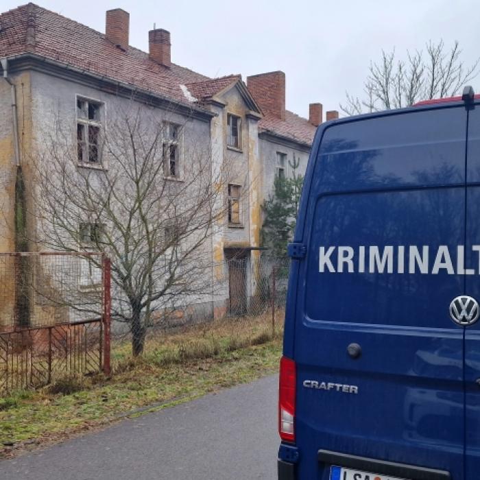 Knochen gefunden! Polizei gräbt mit Schaufel und Spaten