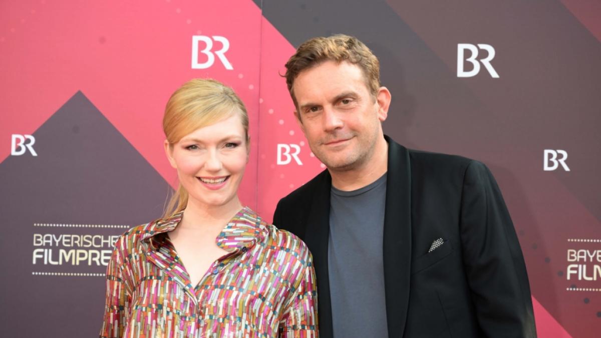 Sebastian Bezzel kommt mit seiner Frau Johanna Christine Gehlen zur Verleihung des Bayerischen Filmpreis in das Prinzregententheater im Jahr 2023. (Foto)