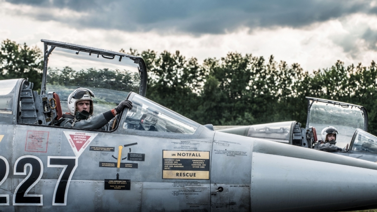 Harrys (Steve Windolf, l.) gr&ouml;&szlig;te Leidenschaft ist seine Arbeit als Pilot der Luftwaffe. (Foto)