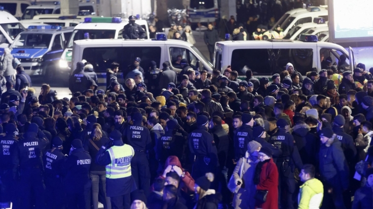Nach dem Jahreswechsel wird Kritik am Silvester-Einsatz der Polizei laut.