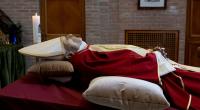 Der verstorbene emeritierte Papst Benedikt XVI. ist in der Kapelle des Klosters Mater Ecclesiae im Vatikan aufgebahrt worden.