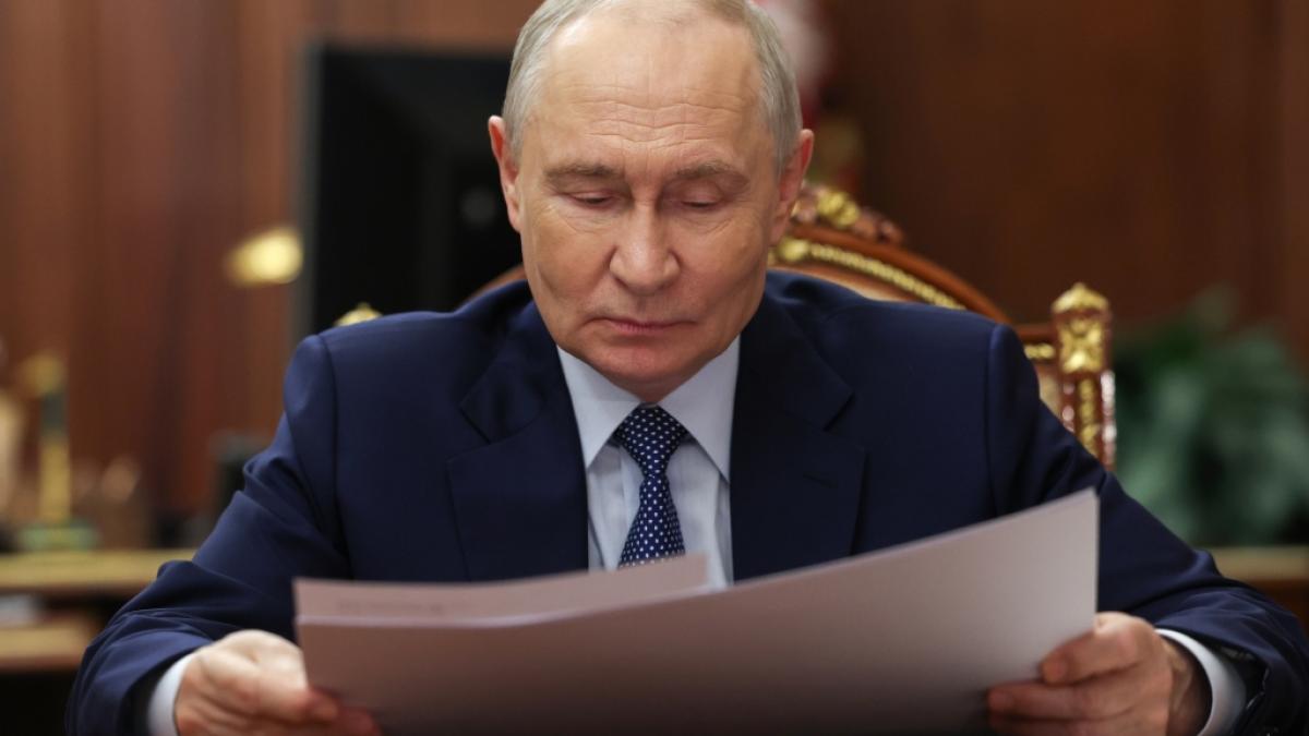 Neue Fotos von Wladimir Putin lassen erneut Ger&uuml;chte hochkochen, der Kreml-Chef sei schon vor Jahren gestorben und durch einen Doppelg&auml;nger ersetzt worden. (Foto)
