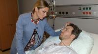 Sunny Richter (Valentina Pahde) sorgt sich um ihren Freund Felix Lehmann (Thaddäus Meilinger), der mit einer Rauchgasvergiftung ins Krankenhaus eingeliefert wurde.