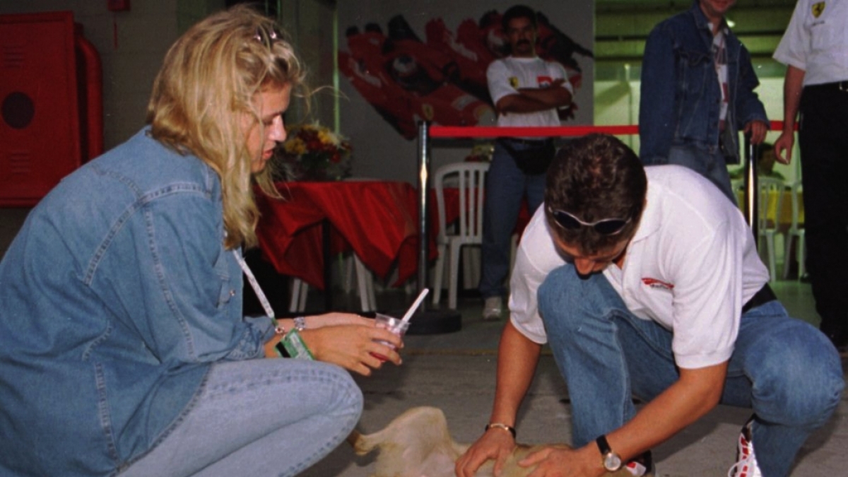 Beim Rennen in Sao Paolo 1996 ist Corinna Schumacher ein Hund zugelaufen. Das passiert ihr h&auml;ufiger. (Foto)